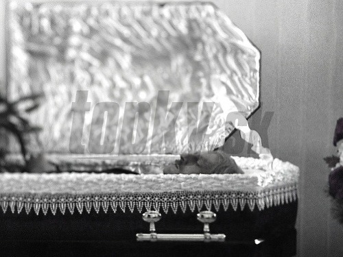 Miro Jaroš si prežil vlastnú smrť. Vo videoklipe k najnovšej piesni Navždy sám sa dokonca nechal aj pochovať. 