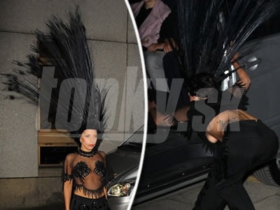 Lady Gaga doplatila na extravagantný klobúk, kvôli ktorému takmer nedokázala nastúpiť do auta.
