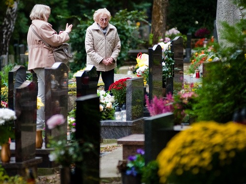 Kahance, kvety či vence sú neodmysliteľnou súčasťou sviatku Pamiatky zosnulých 
