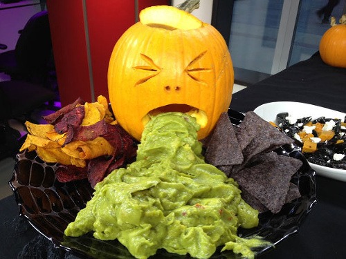 Aj takéto jedlo môže zdobiť váš halloweensky stôl. Potrebujete k tomu len tekvicu a Guacamole (avokádová nátierka).