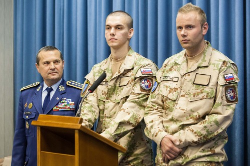 Zľava: Náčelník Generálneho štábu OS SR Peter Vojtek, vojaci zranení v Afganistane Martin Chropovský a Matej Macho