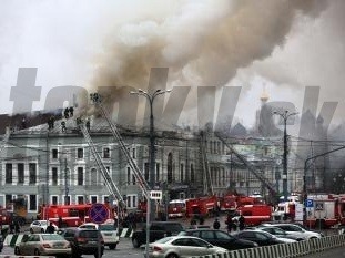 Hasiči hasia požiar, ktorý zachvátil v nedeľu krátko predpoludním, iba 15 minút pred začiatkom predstavenia, budovu divadla v centre Moskvy