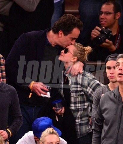 Štyridsiatnik Olivier Sarkozy nežne bozkáva Mary-Kate Olsen na basketbalovom zápase.