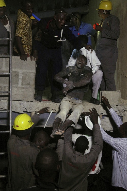 Pod troskami budovy v Lagose uviazli desiatky ľudí