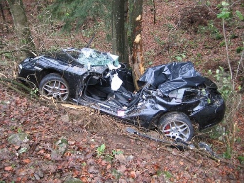 V zdemolovanom Porsche zahynuli dvaja ľudia