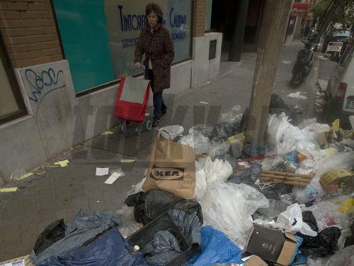 Ulice Madridu sú plné odpadkov, smetiari štrajkujú
