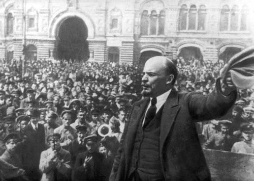 Lenin reční zhromaždeniu.