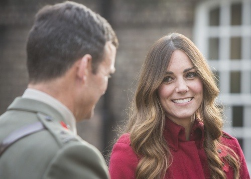 Kate Middleton sa síce usmieva, no jej tvár zdobia vačky pod očami a šediny vo vlasoch.
