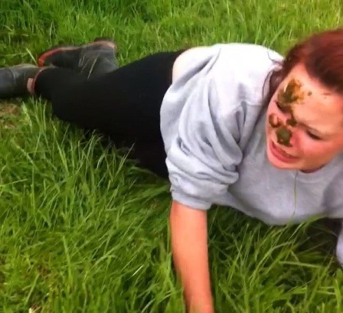 Libi Latimerová skončila v hnoji