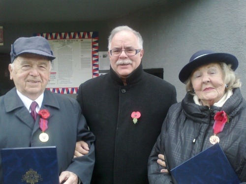 11. novembra si svet pripomína Deň vojnových veteránov. Na Vojenskom cintoríne v Petržalke si z rúk ministra obrany Martina Glváča prevzali pamätné medaile veterán Milan Píka (vľavo) s Ailsou Domanovou (na snímke so svojim synom).
