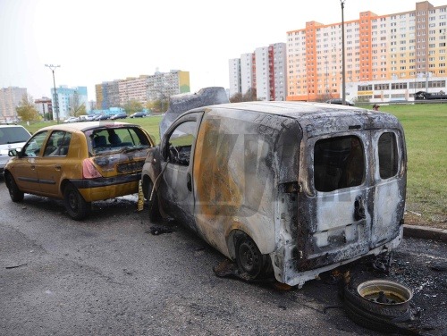 V Bratislave neznámy páchateľ poškodil štyri autá