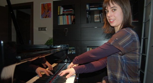 Laia Martinová pri hre na klavír.