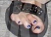 Skrútené prsty a tmavomodrý lesklý lak na nechtoch - ktorá celebrita prekvapila takýmito chodidlami?