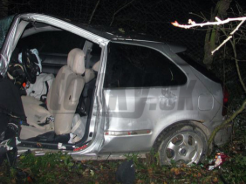 Osemnásťročný vodič Hondy Civic z Gbelov pravdepodobne neprispôsobil rýchlosť a nezvládol ostrú zákrutu, s autom prešiel do protismeru a narazil do stromu. 