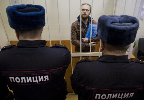 Na  kauciu predtým súd prepustil aj fofografa Denisa Sinjakova. 