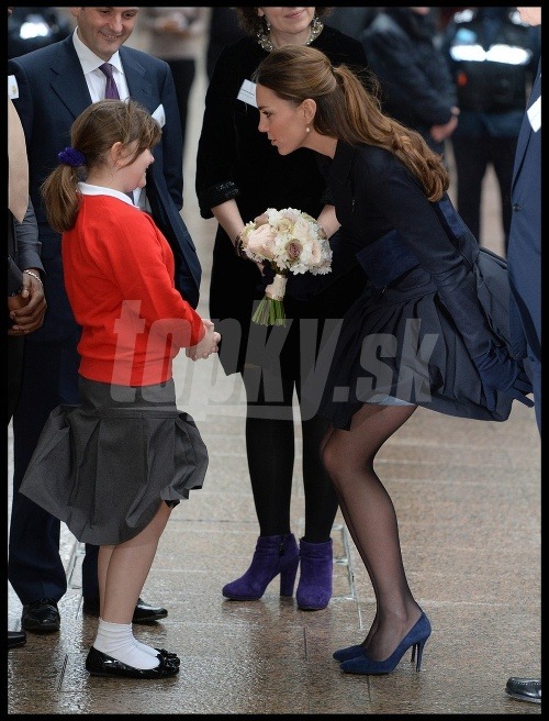 Kate Middleton s vetrom pod sukňou takmer odhalila priveľa, no zachránila ju spodnička.