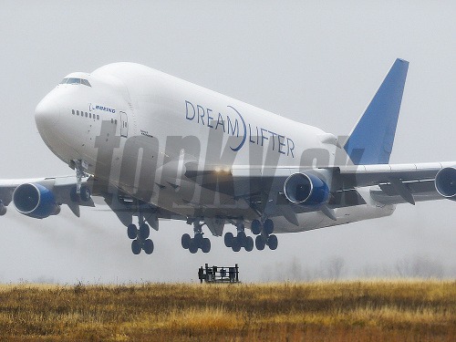 Boeing 747 Dreamlifter omylom pristál na zlom letisku