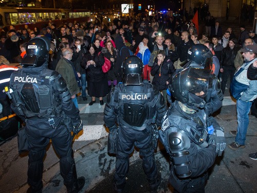 Nepokoje v Bratislave prerástli do výtržností, museli zasahovať ťažkoodenci. Pri incidente polícia zatkla viacero osôb, zranená bola aj jedna policajtka.