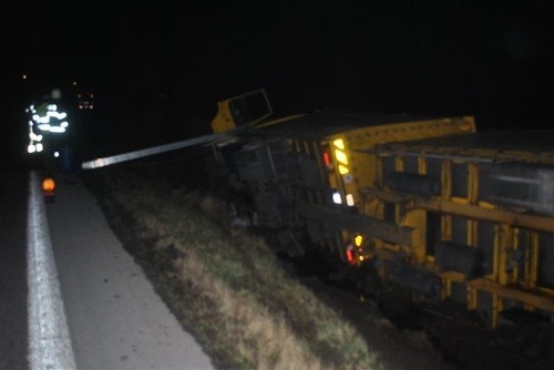 Opitý poľský vodič sa prevrátil s nákladným autom