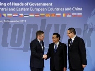 Slovenský premiér Robert Fico (vľavo) , predseda čínskej vlády Li Kche-čchiang a rumunský premiér Victor Ponta
