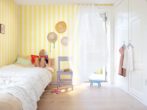 Svetlé odtiene žltej miestnosť nádherne presvetlia, zvislé pásy ju zas opticky zvýšia. Bude tak pôsobiť priestranne a sviežo. 