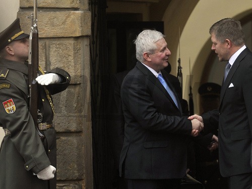 Predseda vlády SR Robert Fico (vpravo) a predseda vlády ČR Jiří Rusnok