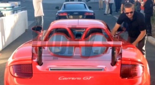 Paul Walker s červeným Porsche Carrera GT, v ktorom o pol hodinu neskôr našiel svoju smrť.