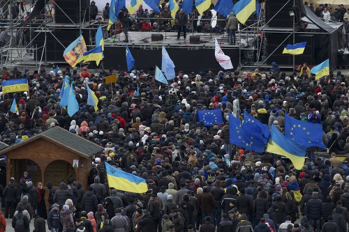 Janukovyč vyzval na pokojné protesty, Putin varoval pred prevratom