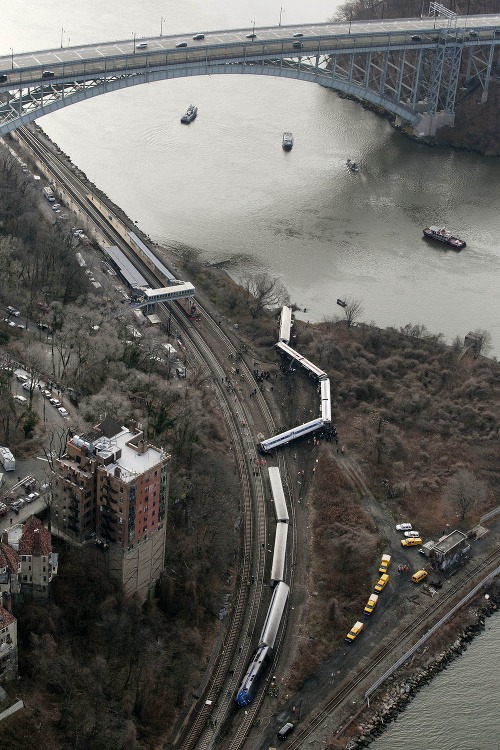Vlak, ktorý sa vykoľajil v New Yorku, išiel v ostrej zákrute príliš rýchlo