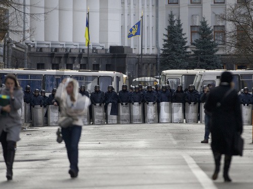 Zásah sa podľa oficiálnych zdrojov skončil zranením 190 osôb vrátane policajtov a viac ako 40 novinárov