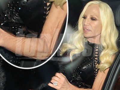 Donatella Versace v šatách bez rukávov ukázala starecké zošúverené paže.