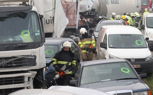 Pri hromadnej havárii v Belgicku sa zrazilo 100 áut