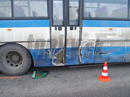 Po zrážke autobusu s nákladným autom dve zranené ženy