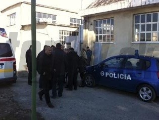 Albánska polícia zadržala iba 15-ročného chlapca podozrivého zo zastrelenia iného študenta