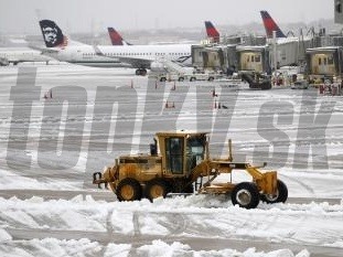 Odhŕňanie snehu na letisku v americkom Dallase - Fort Worth