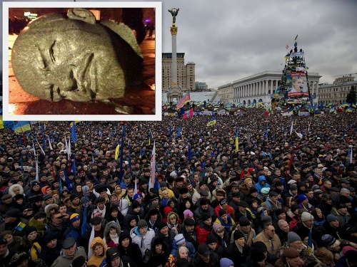 Protestujúci v centre Kyjeva strhli sochu Lenina