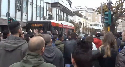Tisíce demonštrantov ochromili cestnú a železničnú dopravu