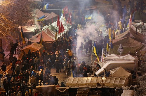 Polícia rozoberá protestné tábory v Kyjeve
