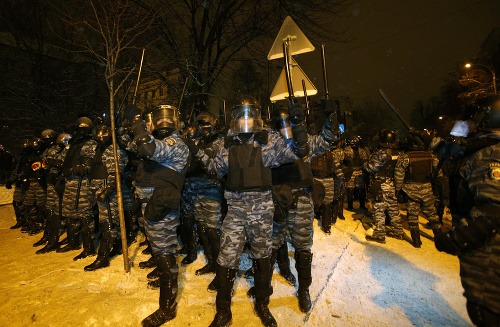 V noci na dnes došlo k stretom medzi políciou a demonštratmi