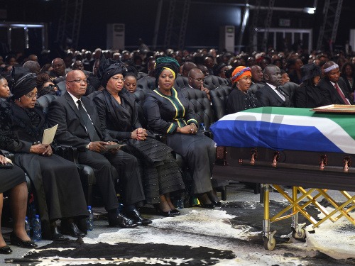 Bývalá manželka Mandelu Winnie Madikizela-Mandela, prezident JAR Jacob Zuma, Vdova po Mandelovi Graca Machel