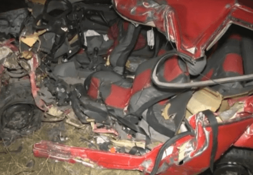 Zdemolované auto po tragickej nehode