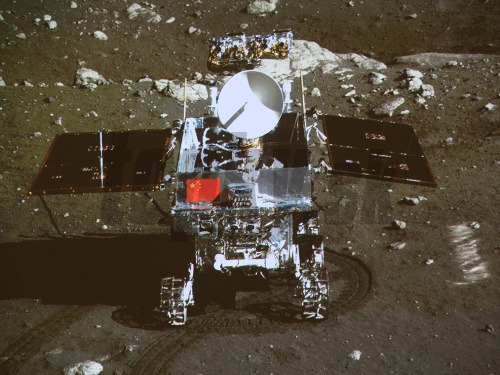 Čínske lunárne vozidlo poslalo na Zem prvé zábery