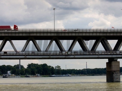 Kvôli meraniam dočasne uzavrú pravý pás diaľnice na Prístavnom moste. 