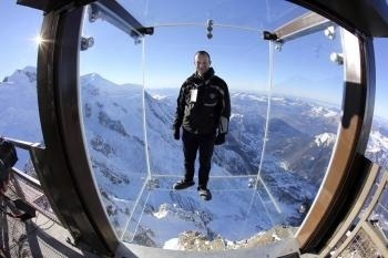 Na alpskom štíte otvorili sklenenú vyhliadkovú plošinu