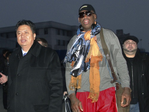Dennisa Rodmana po prílete do KĽDR vítal vice minister pre šport Son Kwang Ho