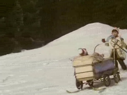 Pri scénke, kde sa kočík s Matesom valí dole kopcom, bolo použité lano na zaistenie. No podobná situácia sa raz stala aj v skutočnosti. Kočík štábu ušiel, no našťastie ho zachytil jeden z lesníkov. 