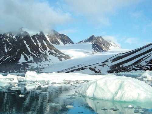 Grónsko je krajinou večného ľadu a snehu, ľadovec pokrýva 85 percent pevniny.