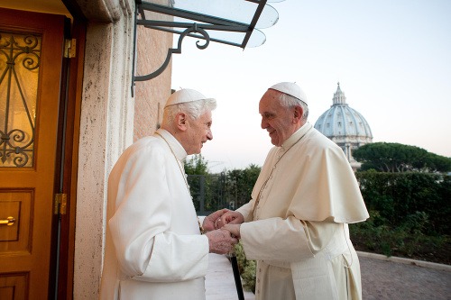 Pápež František sa stretol so svojim predchodcom, Benediktom XVI.
