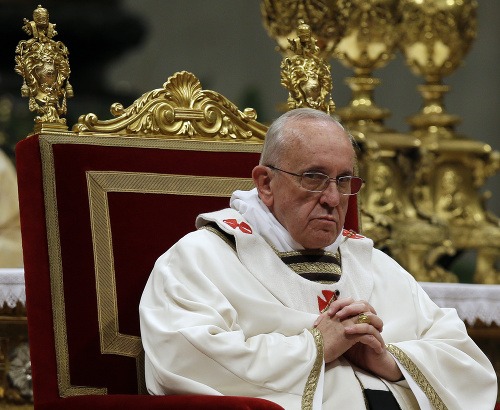 Pápež František celebroval prvú vianočnú omšu