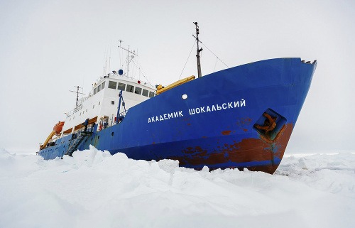 Výskumná loď uviazla pri Antarktíde, už sa blíži záchranný ľadoborec